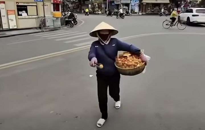 Người phụ nữ bán hàng rong
