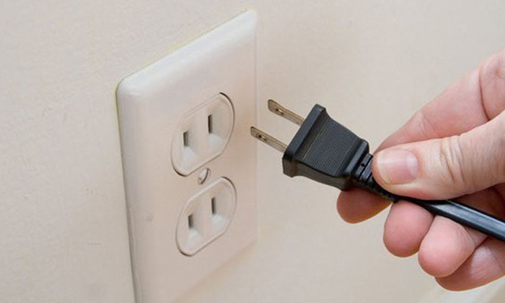 Nên rút phích cắm hoặc sử dụng ổ cắm có công tắc để ngắt hoàn toàn nguồn điện khi không sử dụng. (Ảnh minh họa)