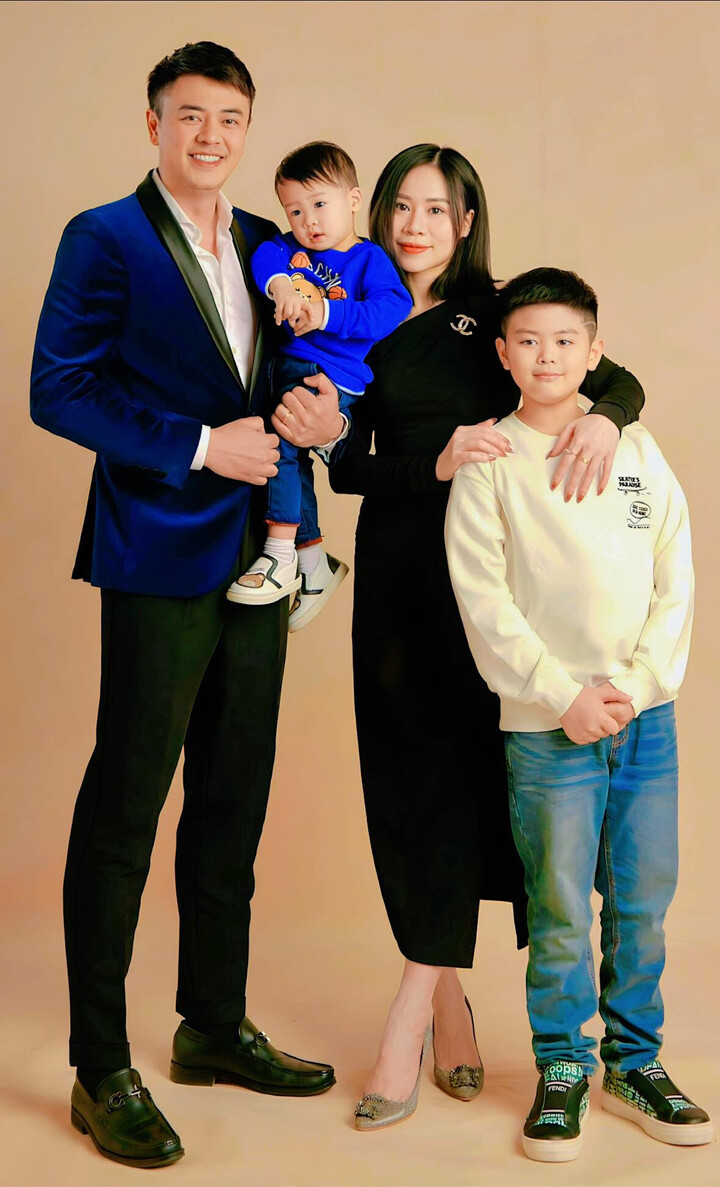 Gia đình nhỏ của MC Tuấn Tú