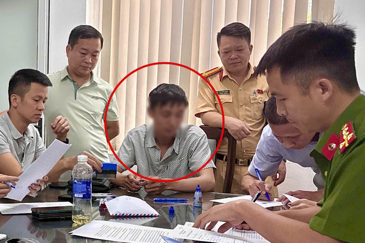 Lực lượng chức năng làm việc với thí sinh vi phạm.