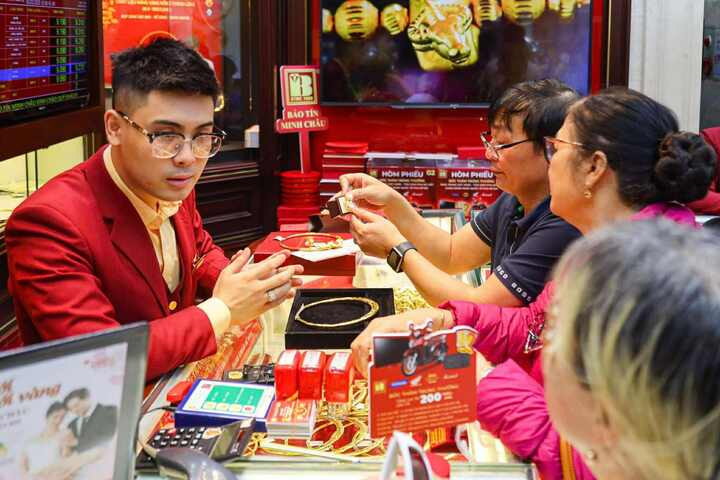 Giá vàng liên tục giảm, có nên bán cắt lỗ lúc này? (Ảnh minh họa: Minh Đức).