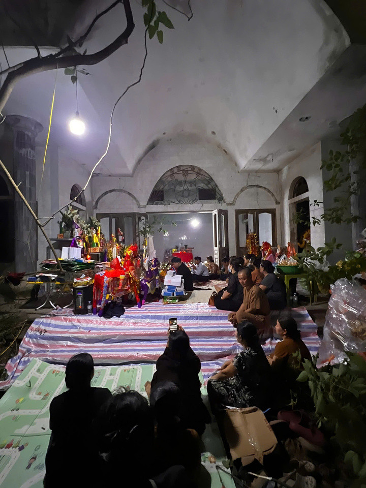 Song song với công tác tìm kiếm và quy tập, nhiều hoạt động cầu siêu cũng được tổ chức tại khu nhà tang lễ cũ trong những ngày qua. Vào tối 9/6, lễ cầu siêu diễn ra từ khoảng 19h đến 1h ngày 10/6 với sự tham gia của đông đảo người dân và các phật tử. (Ảnh: Vân Anh)