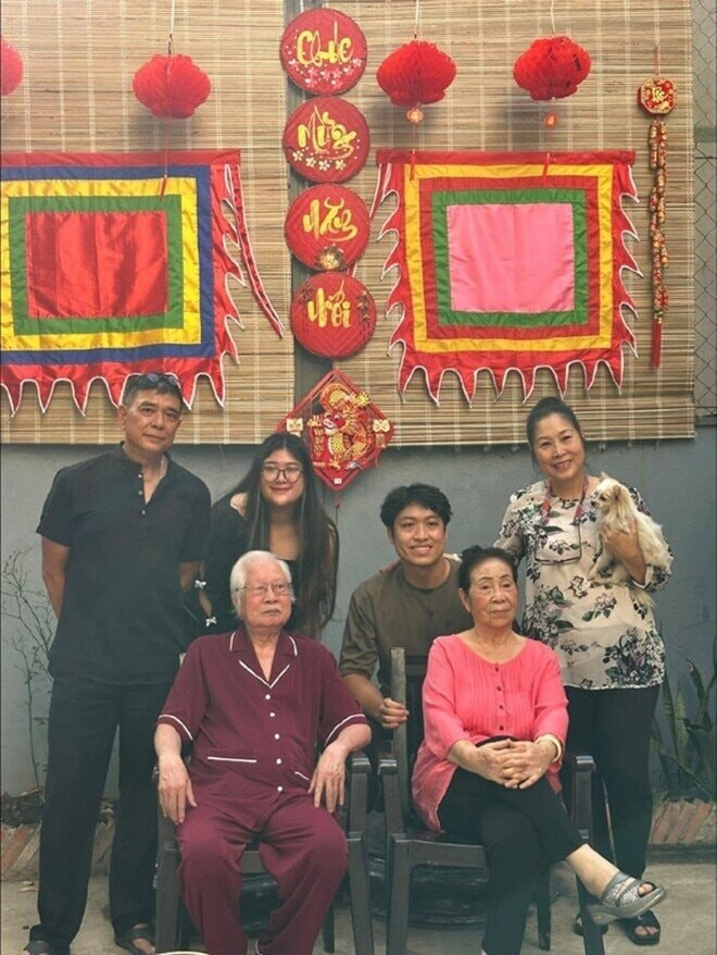 Gia đình hạnh phúc của nghệ sĩ Hồng Vân và diễn viên Lê Anh Tuấn.