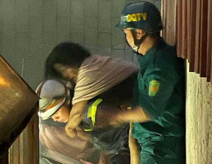 Lực lượng chức năng đưa nạn nhân ra ngoài an toàn.