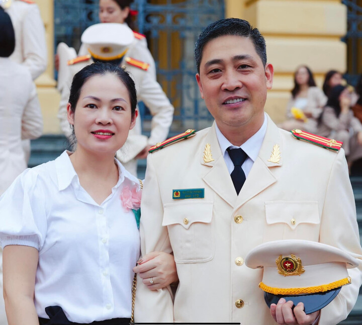 Ngoài đời, anh là sĩ quan công an mang quân hàm Trung tá.