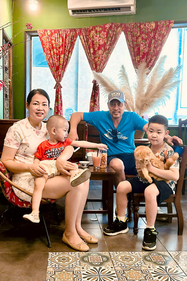 Vợ chồng NSƯT Hồ Phong có 4 người con gồm hai gái và hai trai.