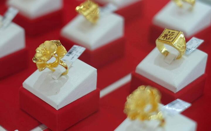 Giá vàng hôm nay đảo chiều tăng gần 200 USD/ounce. (Ảnh: Công Hiếu).