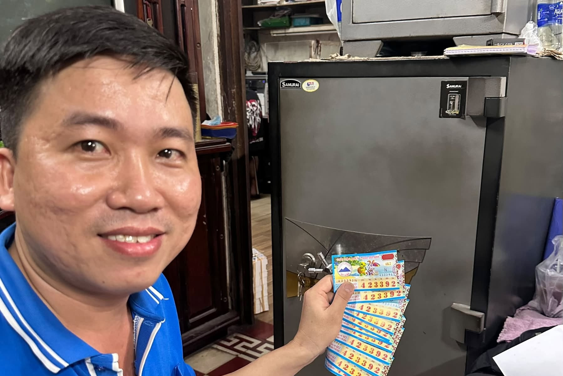 Người đàn ông ở Vĩnh Long trúng số 32 tỷ, nhận thưởng toàn bộ bằng tiền mặt插图1 Người đàn ông ở Vĩnh Long trúng số 32 tỷ, nhận thưởng toàn bộ bằng tiền mặt插图1