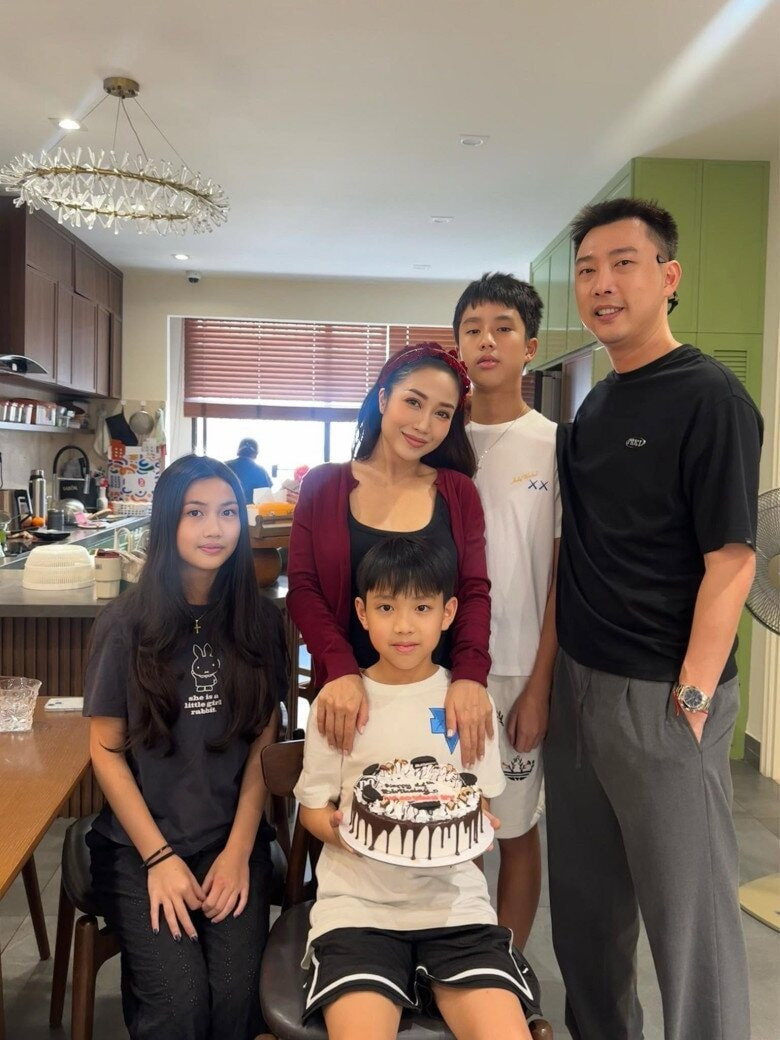 Tổ ấm hạnh phúc của Ốc Thanh Vân và doanh nhân Trí Rùa bên cạnh các con.