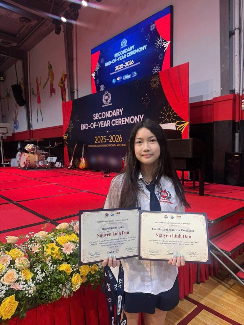 Con gáicủa nữ diễn viên rạng rỡ khi nhận giấy khen trong lễ tổng kết.