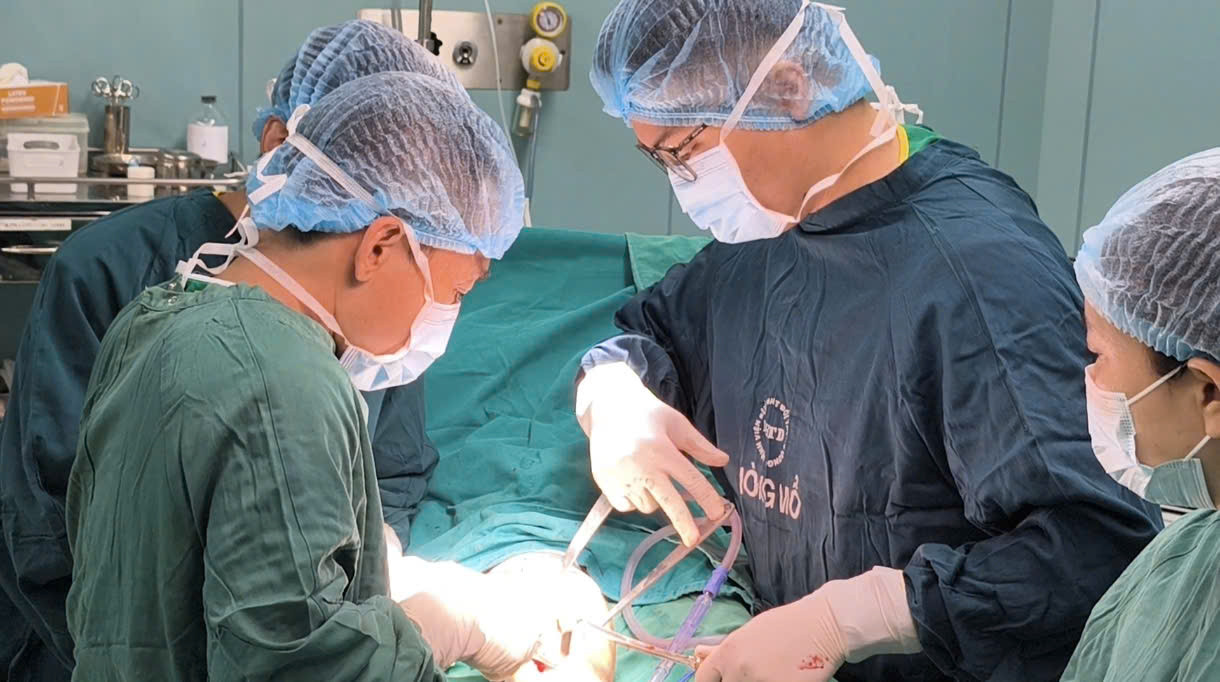 Sốt cao, đau chân, bé trai 11 tuổi suýt mất chân vì tụ cầu vàng - Ảnh 2.