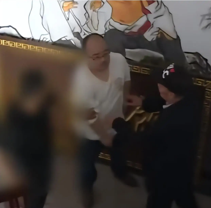 Người đàn ông U80 nuôi tiểu tam trong nhà, vỡ lở vì bức thư tình ở hốc cây và cái kết cay đắng tuổi xế chiều插图3 Con trai phát hiện cha ruột ngoại tình, 'tiểu tam' sống chung nhà suốt nhiều năm không ai biết Ảnh 6