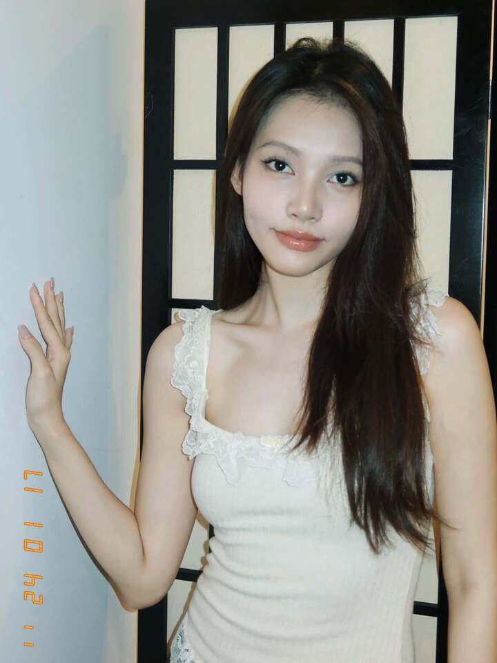 Nữ diễn viên bộc bạch: “Bản thân tôi là gương mặt rất mới nên vẫn đang trong quá trình học hỏi, trau dồi và thử nghiệm bản thân ở nhiều dạng vai. Đối với tôi, việc tìm được màu sắc riêng biệt cho một người diễn viên vô cùng quan trọng. Mỗi màu sắc nhân vật khác nhau đều là những hành trang nghề nghiệp quý báu để tôi phát triển bản thân”.