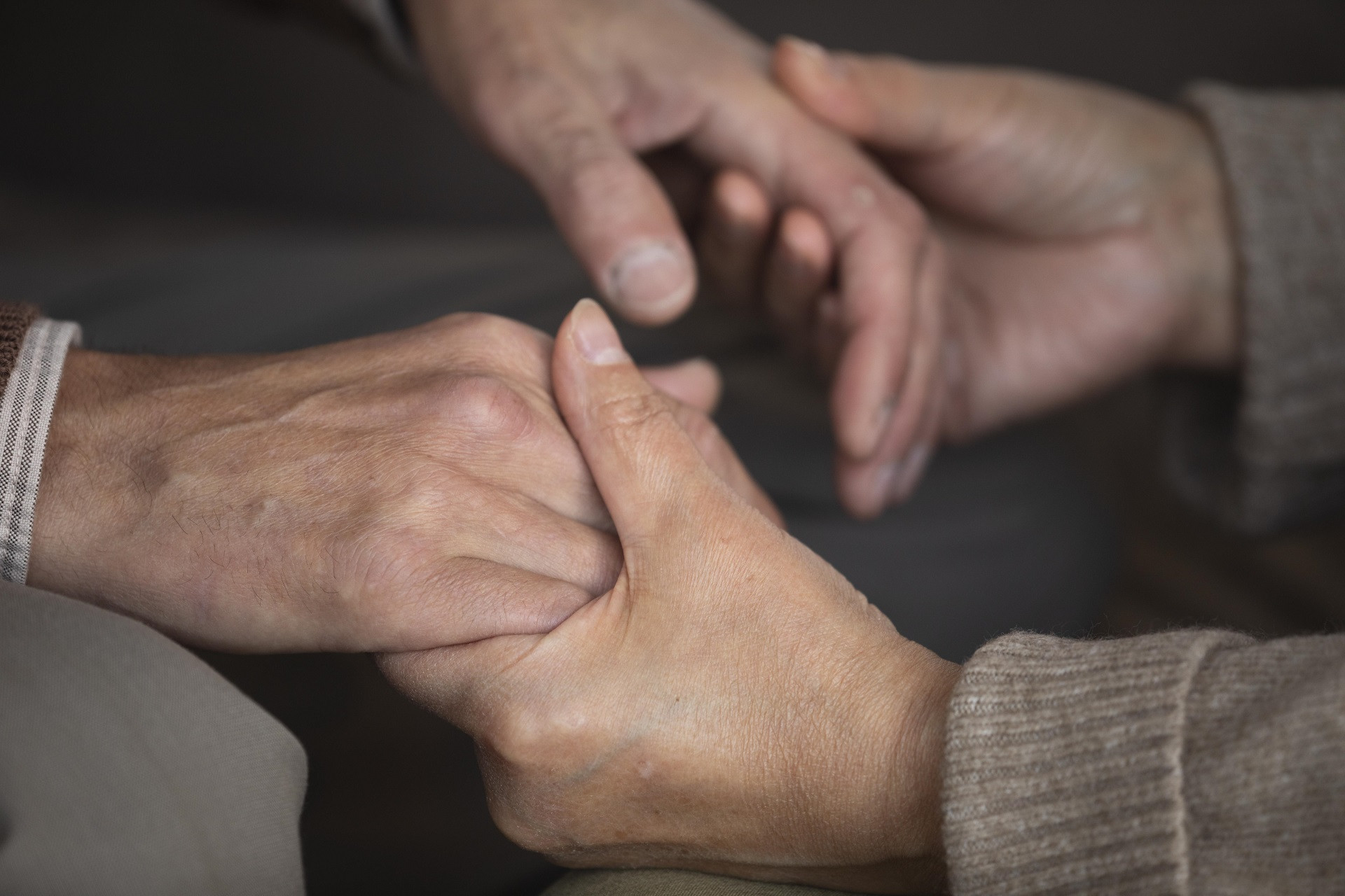 Bao năm chê mẹ kế keo kiệt, tôi nghẹn lòng khi xem cuốn sổ nhỏ插图 close up senior couple holding hands.jpg
