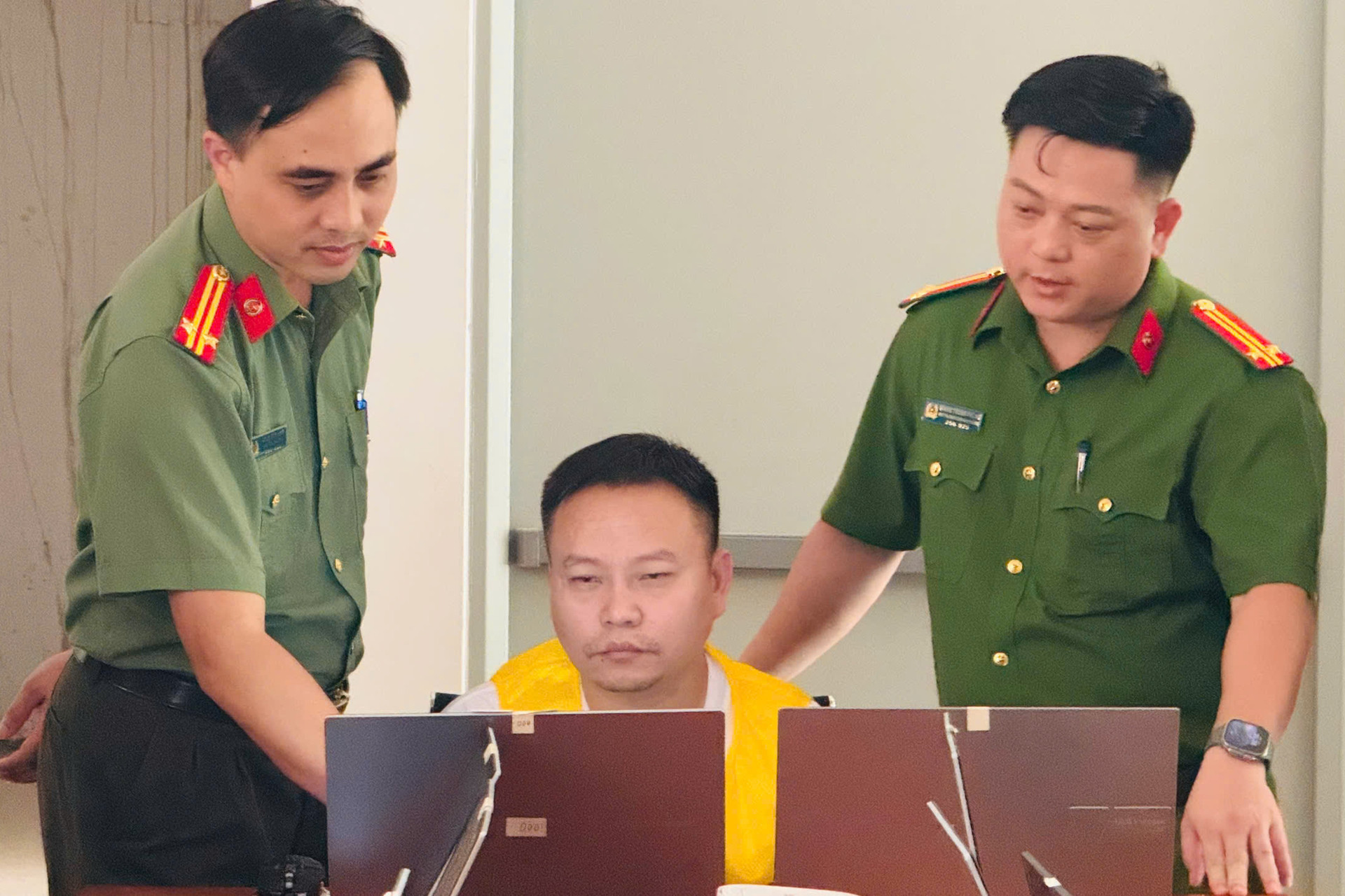 Bên trong khách sạn là 'trụ sở' của ổ lừa đảo xuyên quốc gia vừa bị triệt phá - 5