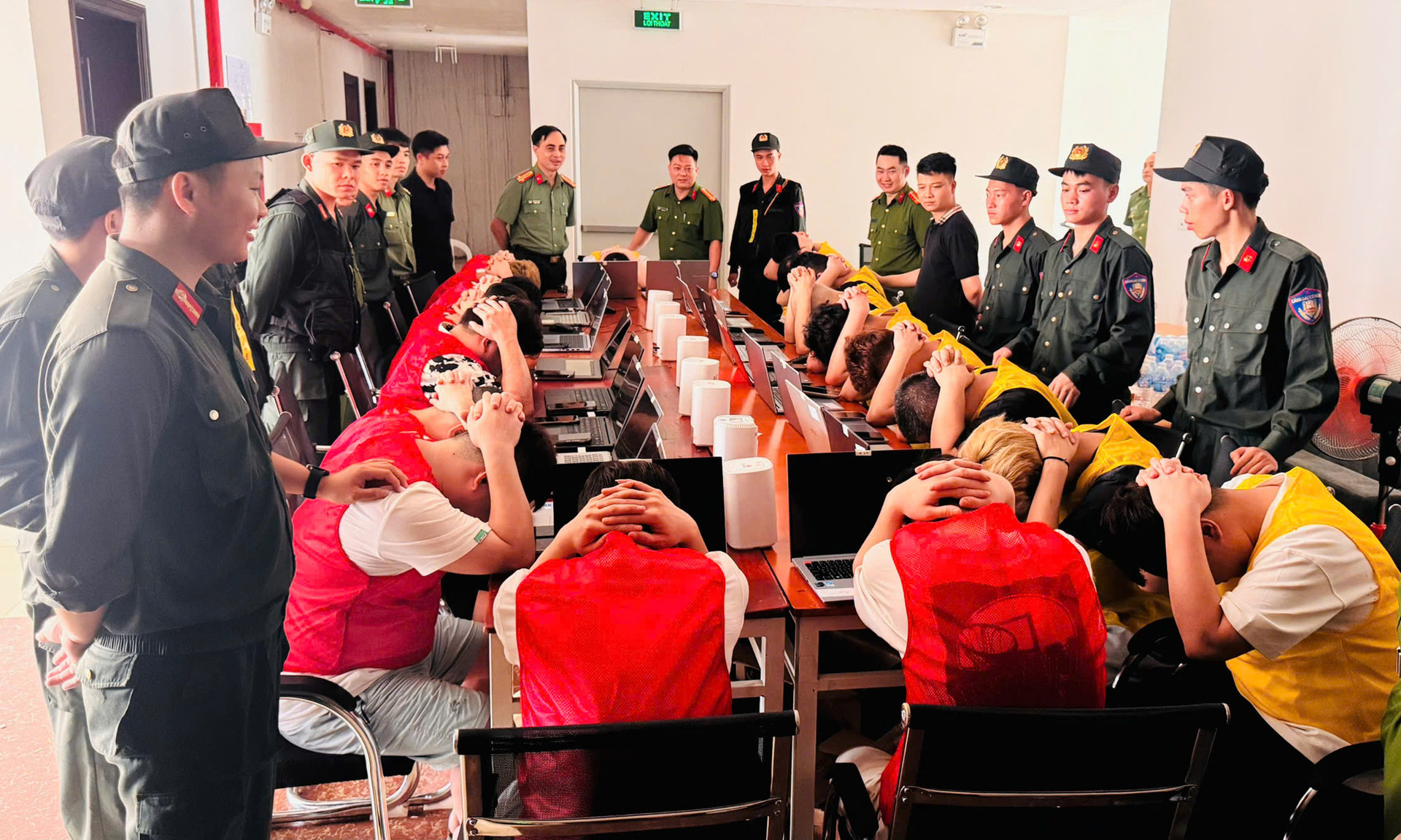 Bên trong khách sạn là 'trụ sở' của ổ lừa đảo xuyên quốc gia vừa bị triệt phá - 1