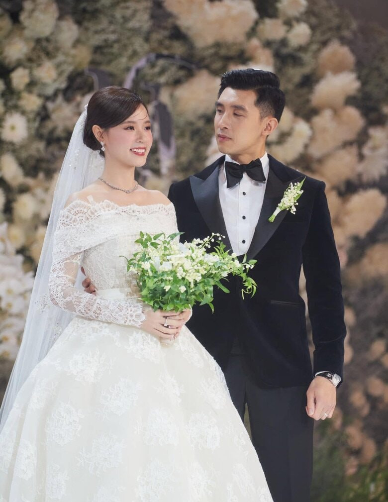 Thiếu gia Minh Đạt từng “gây sốt” với ánh mắt nhìn vợ đầy yêu thương và trìu mến trong lễ cưới.