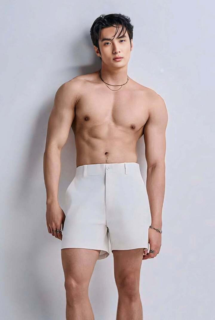 Chỉ còn 1 tháng chuẩn bị trước khi lên đường dự thi tại Ba Lan, Nguyễn Hàn Việt đang nỗ lực hết mình để cải thiện các kỹ năng như trình diễn, catwalk, ngoại ngữ và thể hình.