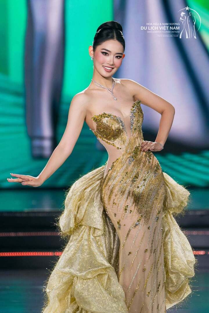 Lam Phương còn sở hữu nền tảng học vấn tốt khi đang theo học thạc sĩ ngành Quản lý Báo chí - Truyền thông tại Học viện Báo chí và Tuyên truyền.