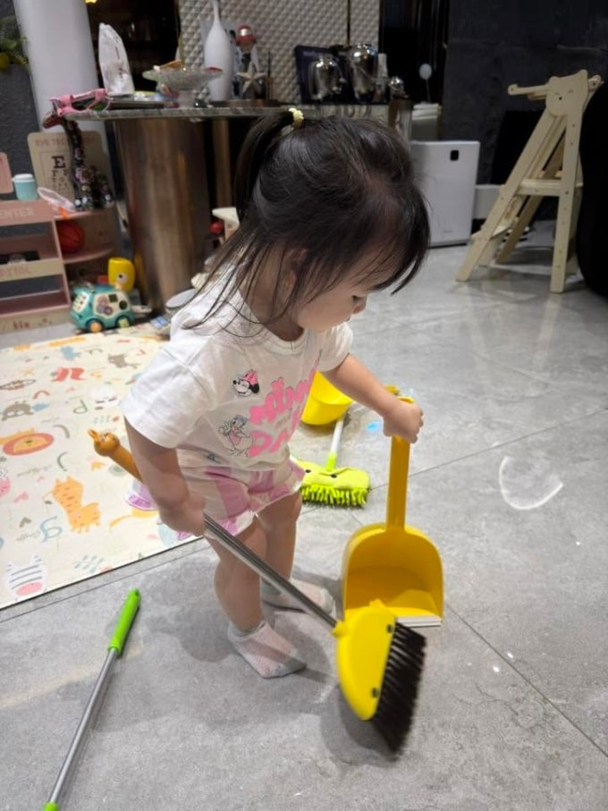Bé Jenny chủ động giúp mẹ quét nhà bằng chổi đồ chơi