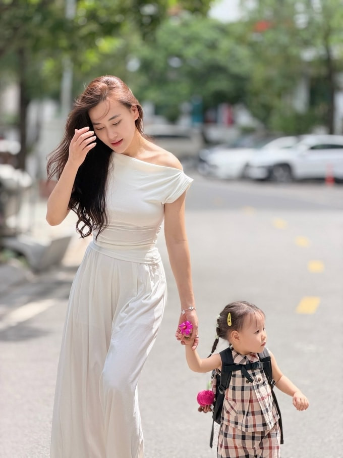 Diễn viên Phương Oanh dắt tay con gái Jenny đi học vào chiều 14/6