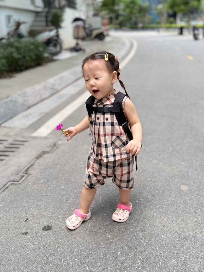 Khoảnh khắc đáng yêu của bé Jenny khi nhận hoa từ mẹ