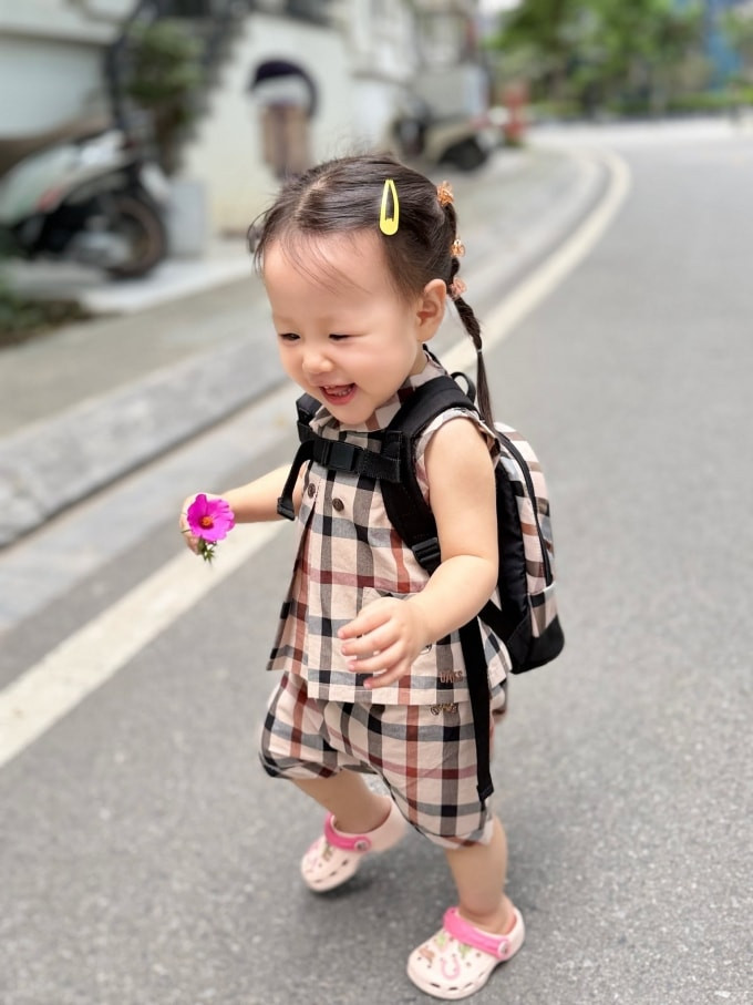 Bé Jenny diện trang phục kẻ trung tính đồng điệu khi đến trường