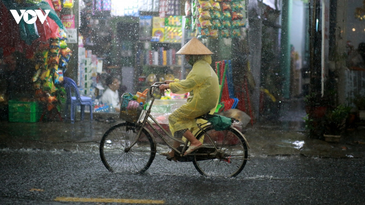 mua lon gio tan tam, nguoi dan tp.hcm bi bom ve nha hinh anh 5