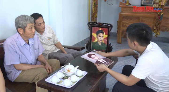 Điều khiến anh hạnh phúc nhất là phản ứng của thân nhân liệt sỹ khi nhận lại ảnh. (Ảnh: Báo Thanh Hóa)
