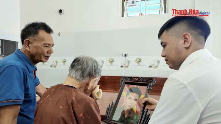Người mẹ già vừa nhìn thấy ảnh phục chế đã nghẹn ngào gọi tên con. (Ảnh: Báo Thanh Hóa)