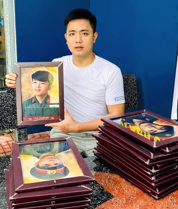 Suốt 5 năm qua, anh Thắng lặng lẽ phục chế miễn phí hàng trăm ảnh liệt sĩ. (Ảnh: NVCC)