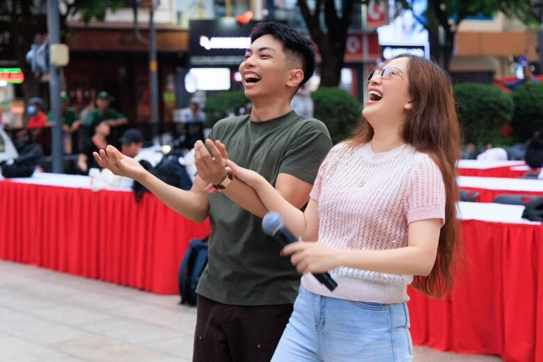 Khánh Thi và Phan Hiển còn đảm nhận vai trò biên đạo của chương trình.