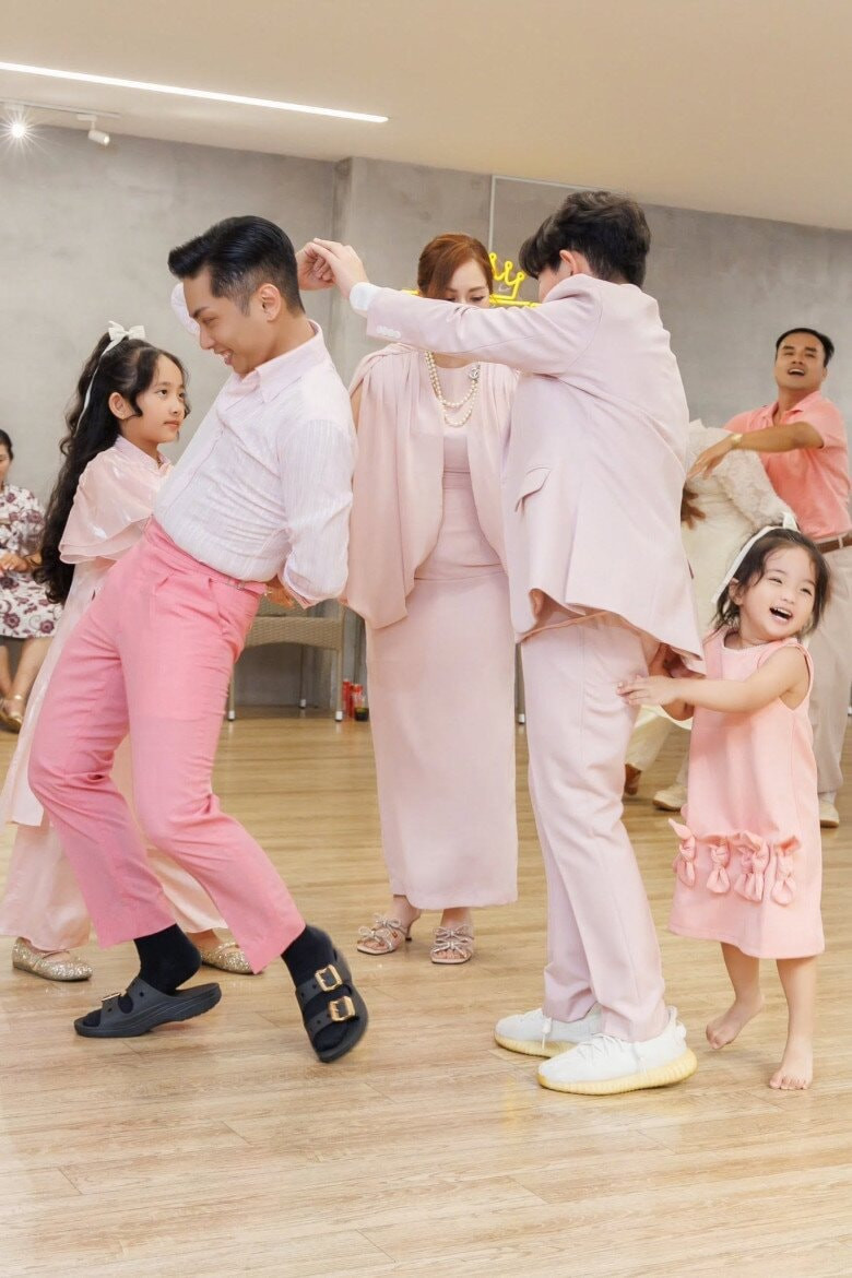 Các con của Khánh Thi và Phan Hiển đều tiếp xúc với dancesport từ nhỏ.