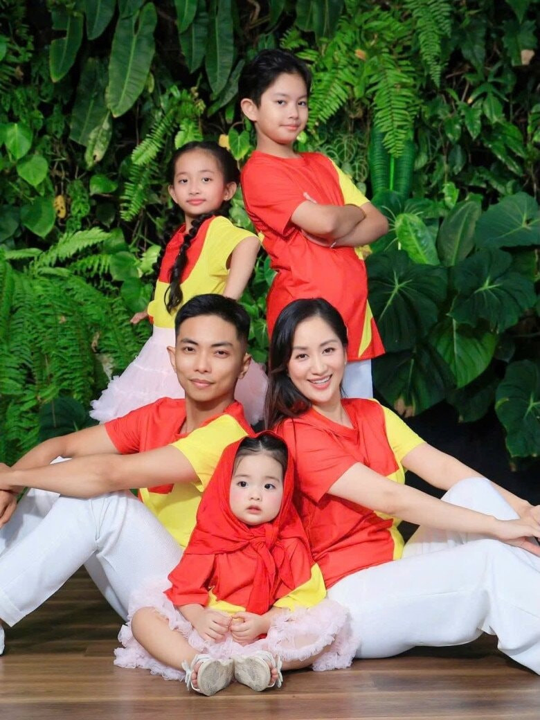 Gia đình hạnh phúc của Khánh Thi và Phan Hiển.