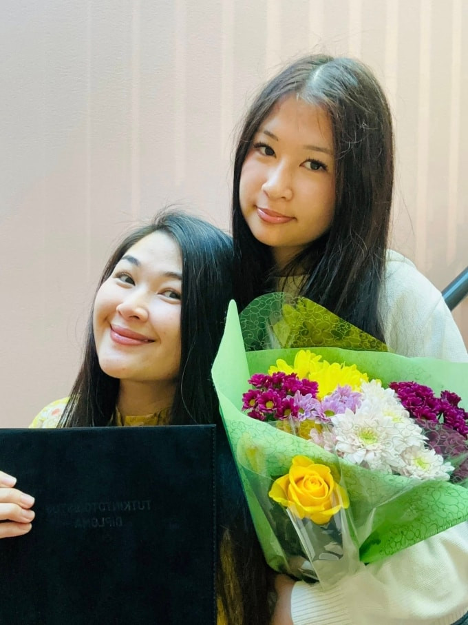 Mạc Anh Thư và con gái Ngọc Uyên tại lễ tốt nghiệp cử nhân tại Phần Lan.