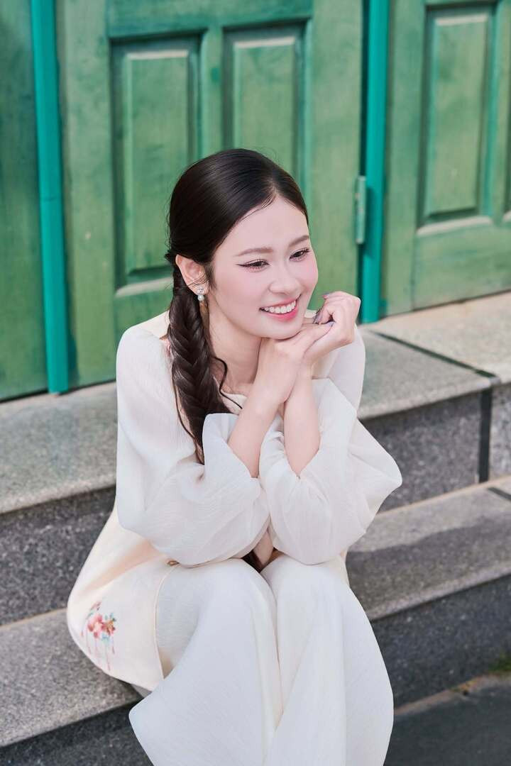 Đời thường, cô chọn phong cách thời trang đơn giản và nữ tính, phù hợp với lứa tuổi. Chính vẻ đẹp thanh thoát này giúp Phương Quyên tạo được thiện cảm với người đối diện ngay từ cái nhìn đầu tiên.