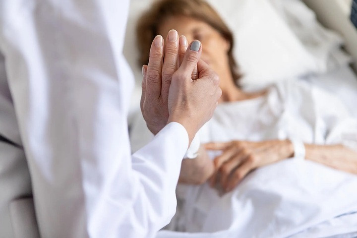 Y tá tiết lộ biểu hiện lạ của những người sắp qua đời插图 Những người sắp qua đời thường có biểu hiện tỉnh táo, khỏe mạnh. (Ảnh minh họa)