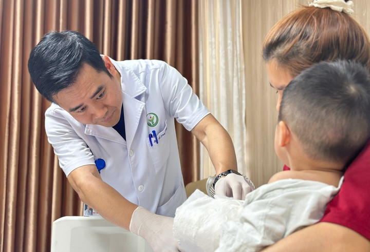 Bác sĩ kiểm tra vết thương cho trẻ sau phẫu thuật. (Ảnh: BVCC)