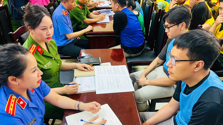 Công an lấy lời khai những người liên quan.