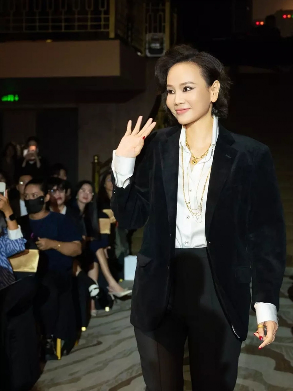 sao viet 17-6 minh trieu, minh hang bi reo ten vi trang phuc tai su kien hinh anh 7
