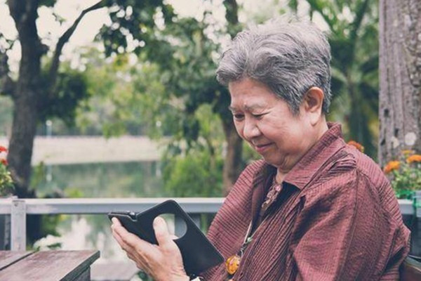 nguoi-phu-nu-63-tuoi-tiet-lo-tieu-chi-chon-ban-doi-gay-bat-ngo-701-1781764903.jpg