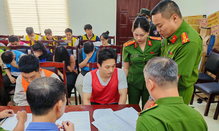 Cơ quan chức năng lấy lời khai các đối tượng.