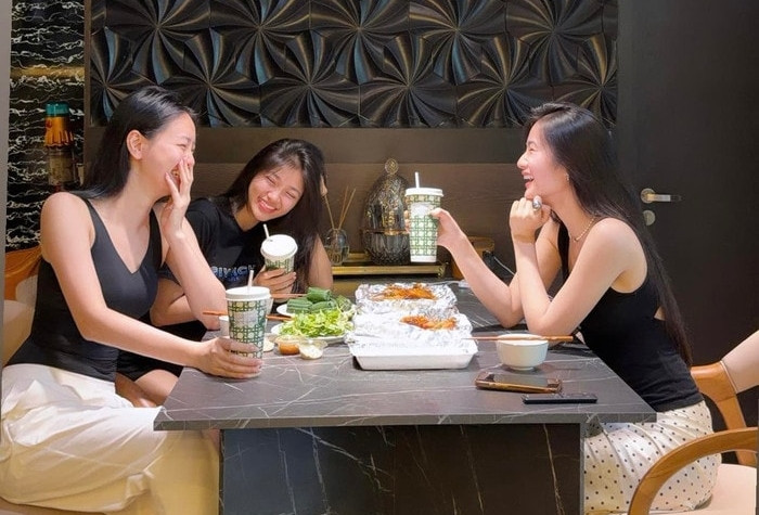 Hoa hậu Ý Nhi khoe sắc tuổi 24, nhan sắc ngày càng khó rời mắt插图1