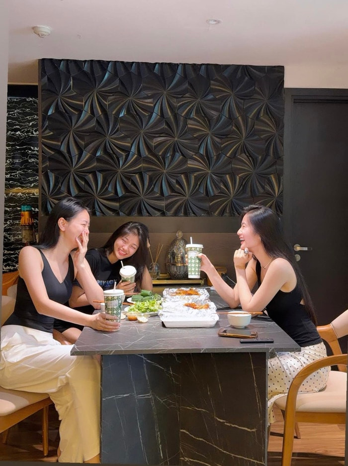 Hoa hậu Ý Nhi cùng Á hậu Bùi Khánh Linh và Minh Kiên trong buổi gặp gỡ tại Việt Nam