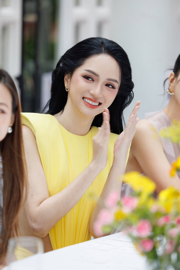 Hoa hậu Hương Giang duy trì phong thái tự tin và chuyên nghiệp tại các sự kiện
