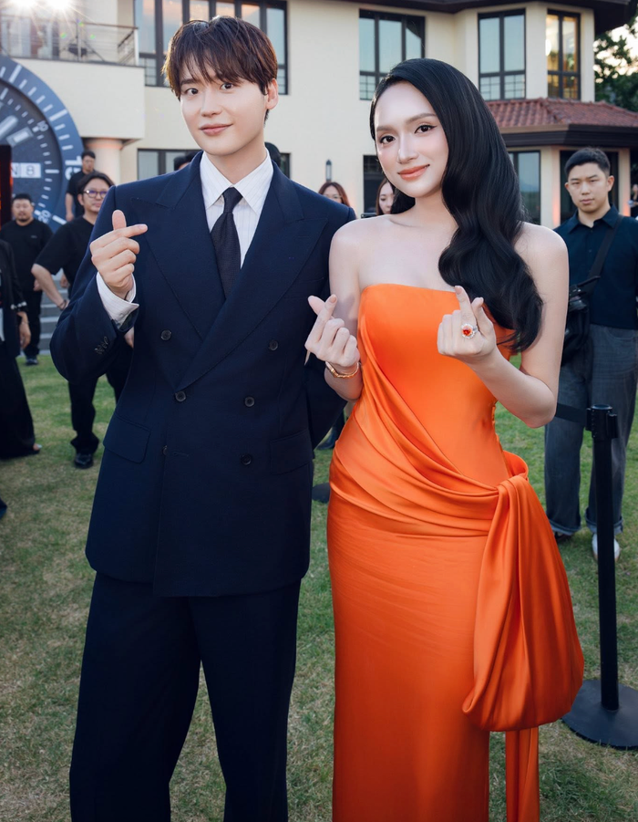 Hương Giang và Lee Jong Suk vui vẻ chụp ảnh cùng nhau tại sự kiện ở Hàn Quốc