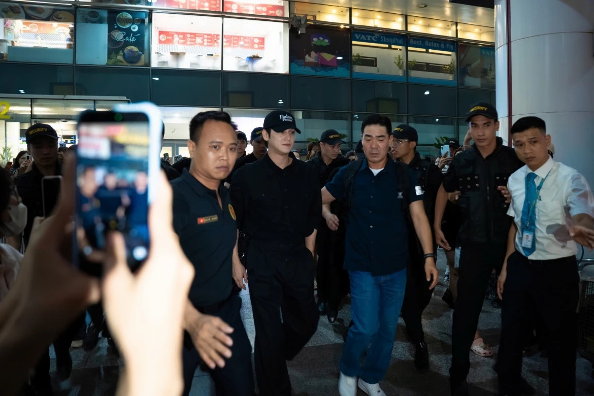 kim bum xuat hien o ha noi, nhan sac tuoi 37 gay sot tai san bay noi bai hinh anh 3