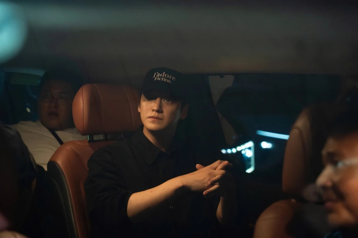 kim bum xuat hien o ha noi, nhan sac tuoi 37 gay sot tai san bay noi bai hinh anh 4