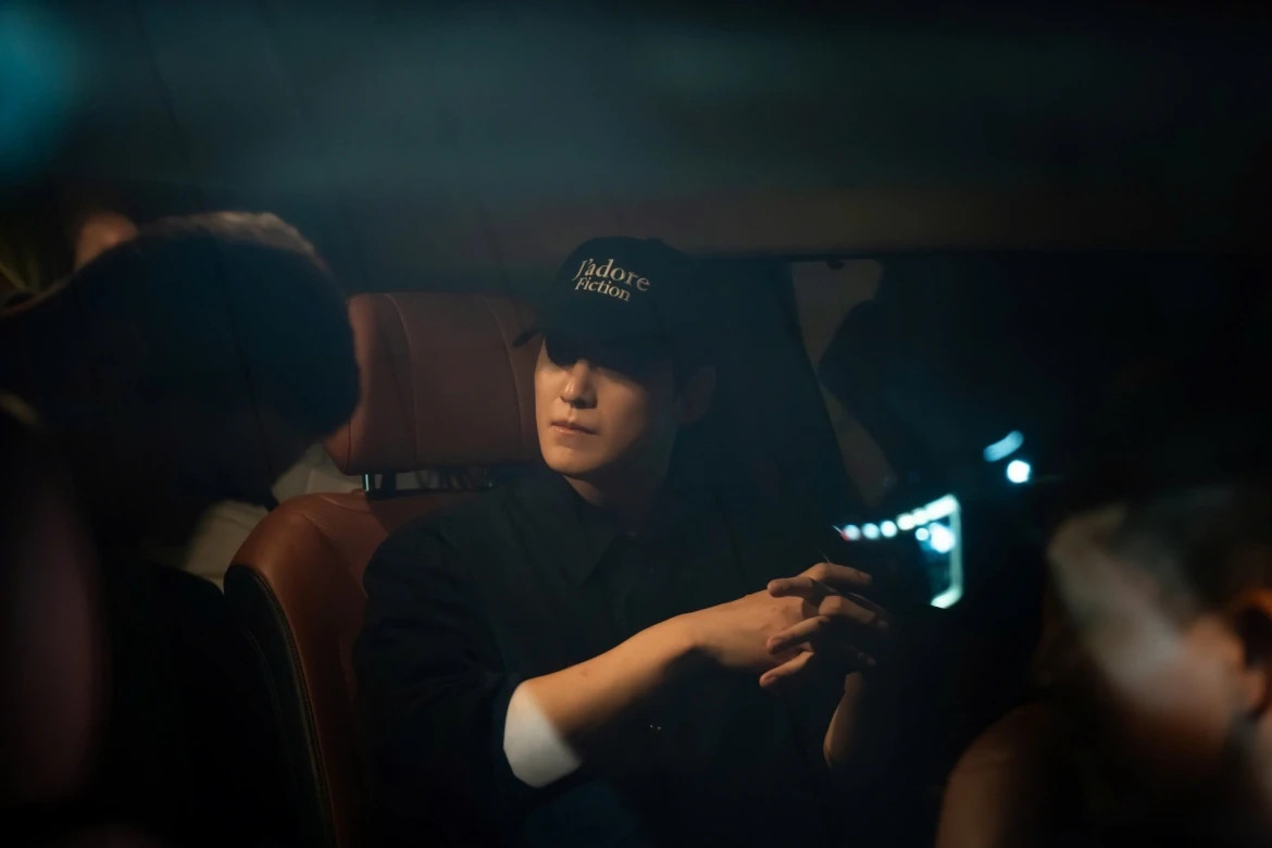kim bum xuat hien o ha noi, nhan sac tuoi 37 gay sot tai san bay noi bai hinh anh 5