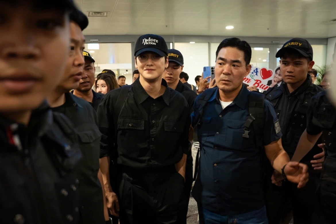 kim bum xuat hien o ha noi, nhan sac tuoi 37 gay sot tai san bay noi bai hinh anh 2